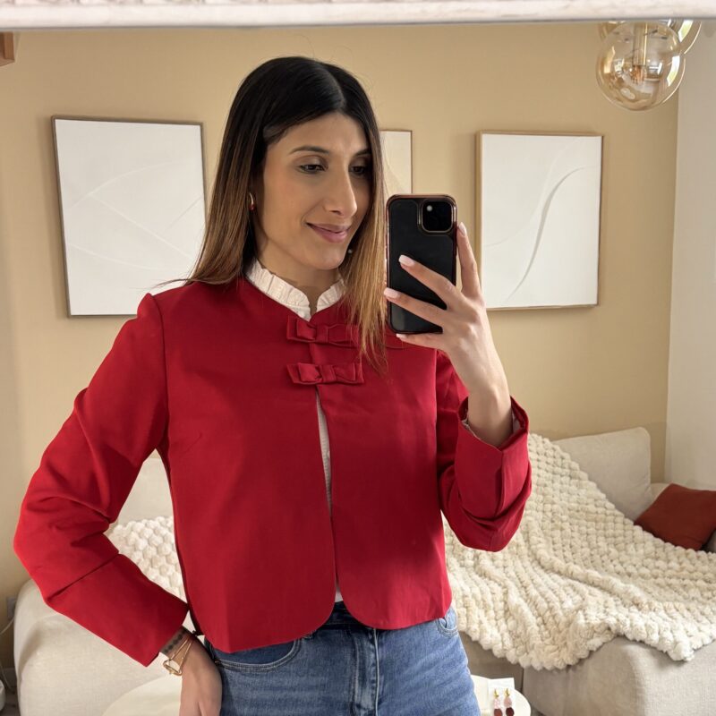 Veste rouge avec noeuds