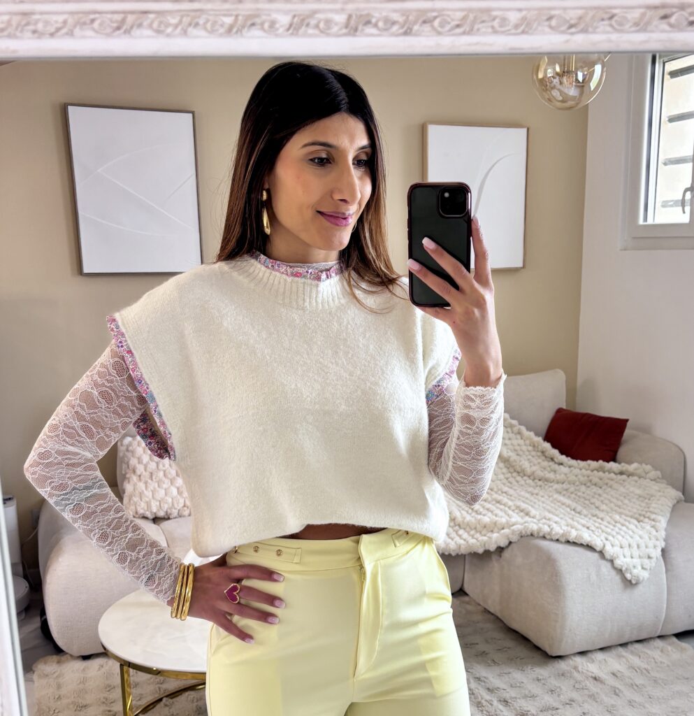 Pull blanc sans manche avec boutons et détail fleurs