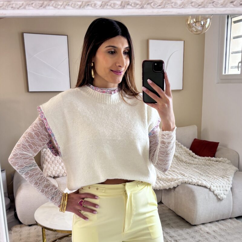 Pull blanc sans manche avec boutons et détail fleurs