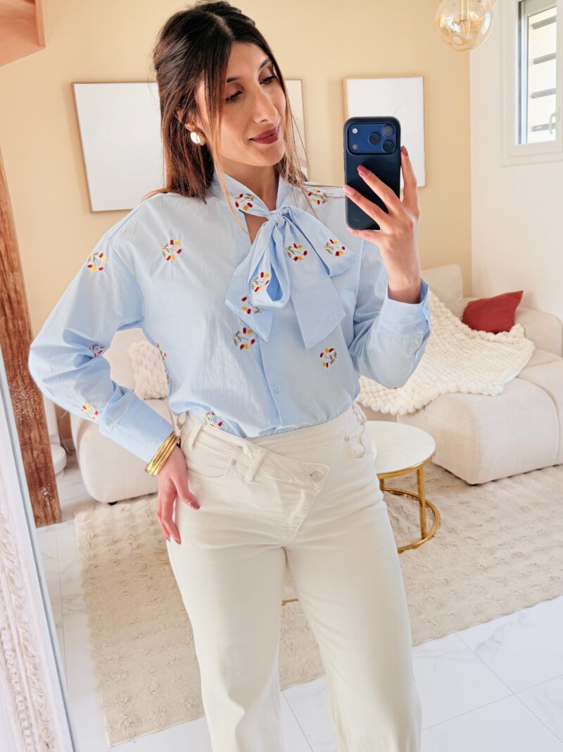 MELBY - Chemise bleue à fleurs avec noeud/cravate