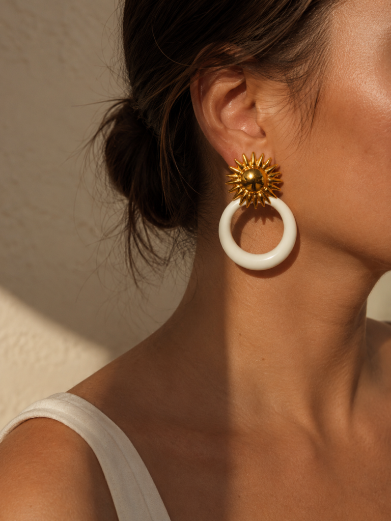 Boucles d'oreilles soleil et anneaux blancs
